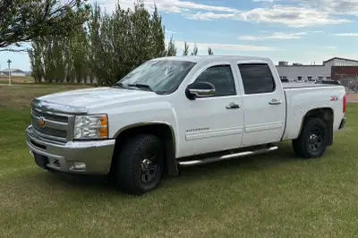 200,000 kms Crew cab, box liner & cover Comes with new inspection Professionally cleaned Located in...