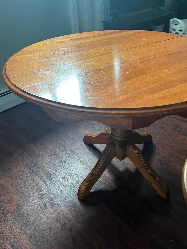 Round Wood Table with 2 leaves in Dining Tables & Sets in City of Halifax - Image 2