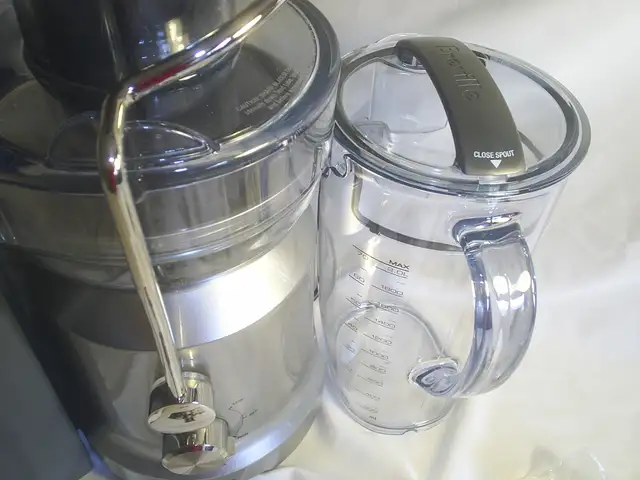 Juice Fountain Plus in Processors, Blenders & Juicers in Sarnia - Image 9