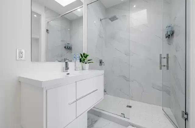 Room for Rent next to Lawrence West subway station & Yorkdale in Room Rentals & Roommates in City of Toronto - Image 9