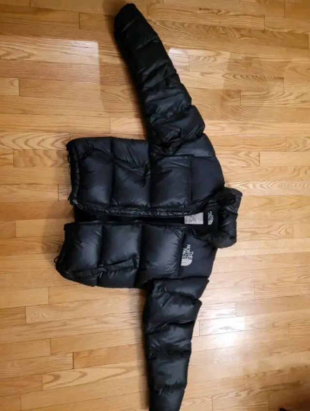 New North Face puffer jacket size xsmall  in Women's - Tops & Outerwear in City of Montréal - Image 9