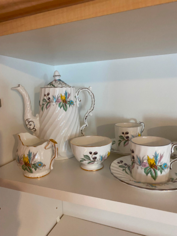 Théiere et demi tasses à thé en porcelaine dans Vaisselle et articles de cuisine  à Longueuil/Rive Sud - Image 3