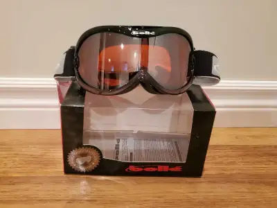Bollé ski goggles in nearly new condition (worn once). Features: 100% UV protection. FlowTech ventin...