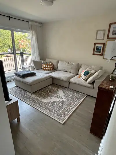 L’appartement comprend : Stationnement exterieur 2 balcons intime dont 1 très grand à l’arrière ❄️ A...