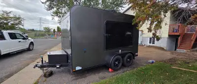 Roulotte/remorque 13' 2 essieux avec air climatisé et comptoir avec système de son dans le devant.