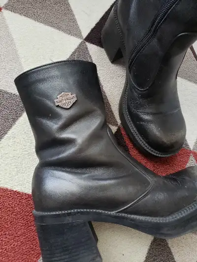 Women's Black Leather Harley Davidson Riding Boots with Zipper and Harley Logo.