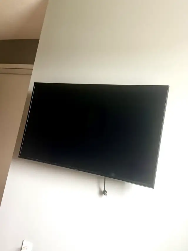 43-inch Samsung RU7100 Series 7 flat-panel 4K Ultra HD (Smart LE