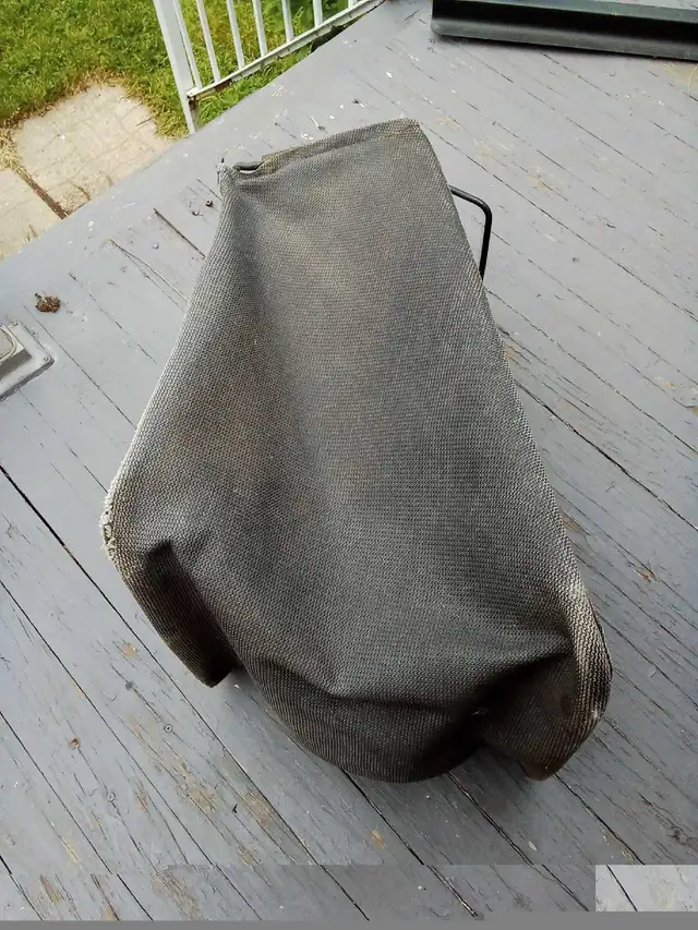 sac de tondeuse L 12 x h 8 po peut s installer sur autre support in Lawnmowers & Leaf Blowers in Laval / North Shore - Image 5