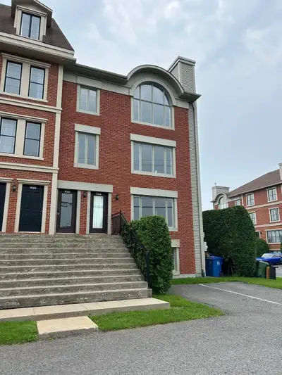 CONDO À LOUER – BROSSARD Magnifique condo sur 2 étages disponible dans le secteur L de Brossard. ✨ C...