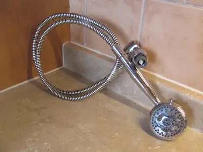 Wall-mounted chrome hand shower - Douche à main chromée murale, View more