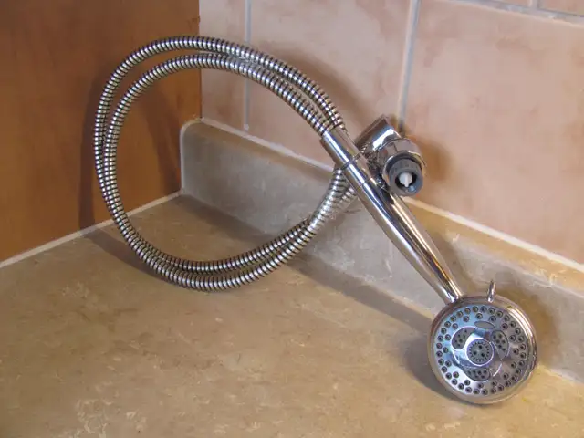 Wall-mounted chrome hand shower - Douche à main chromée murale in Bathwares in Gatineau - Image 2