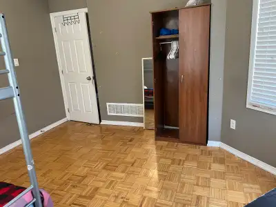 Address near York University, 5 min walk, Included internet and WiFi. Laundry additional charge. Tex...