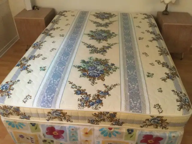 Matelas double à ressorts très ferme in Beds & Mattresses in Longueuil / South Shore - Image 2