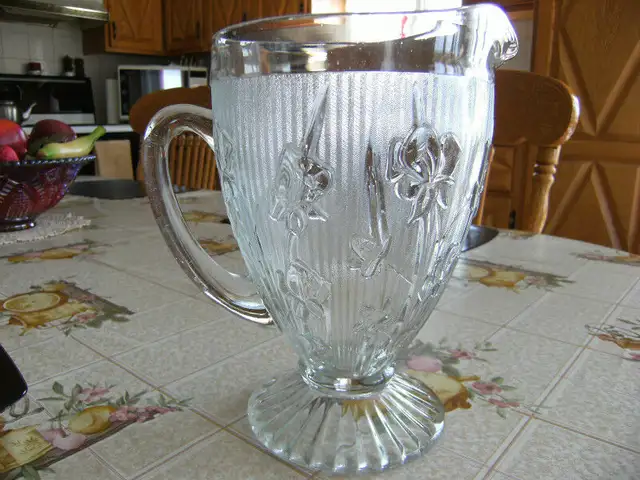 Pichet Iris clair in Arts & Collectibles in Edmundston - Image 2