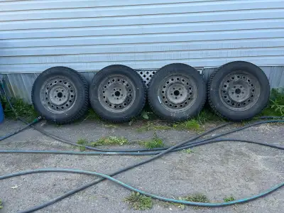 205/65/16 Bridgestone blizzak ws90 (2x10/32 et 2x11/32) Sur jante 5x114.3 Était sur Toyota Camry 201...