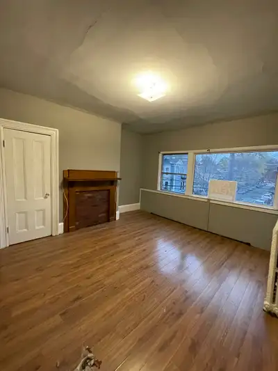 Perfectly located large 3 bedroom apartment plus den available immediately. Walking distance to univ...