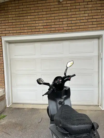 Espace d'entreposage (garage privé chauffé) pour moto ou scooter de novembre à mai - 250$ Près d'une...