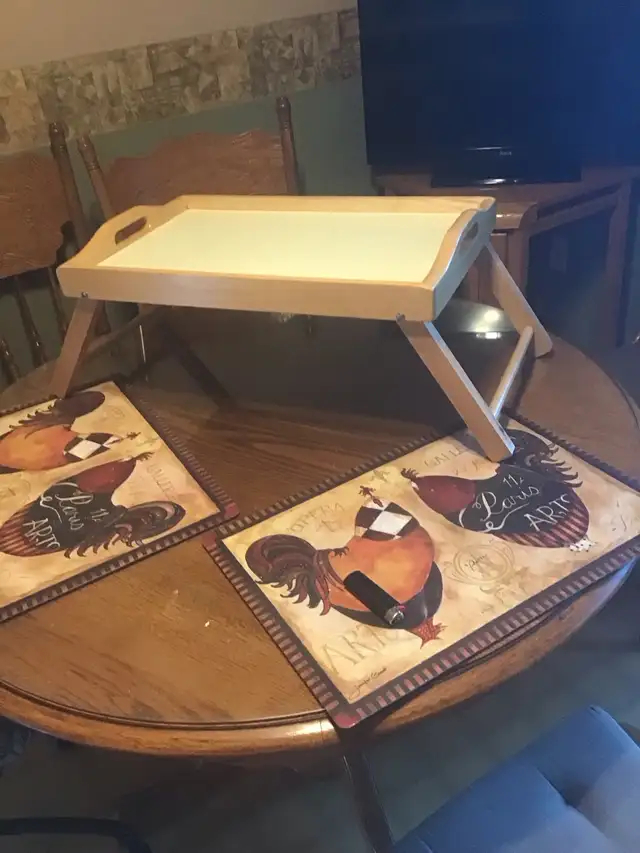 table/plateau,table de lit ou pour laptop in Coffee Tables in Longueuil / South Shore - Image 2