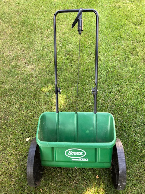 Scotts Lawn Seeder in Lawnmowers & Leaf Blowers in Strathcona County