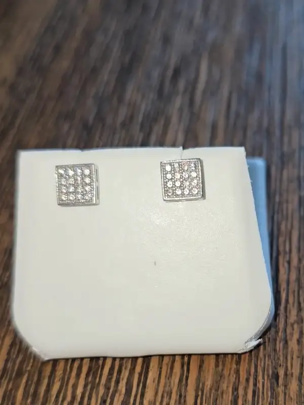 White gold and diamond earrings63010223730049121