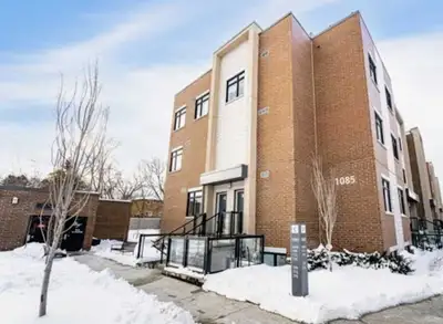Spacious luxury townhome with 1,556 SqFt townhouse in the sought- after Lakeview. 2 rooms with 2 ful...