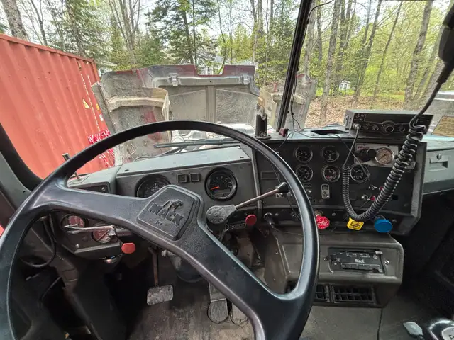 1994 Mack RB688s Stone Slinger in Heavy Trucks in Muskoka - Image 9