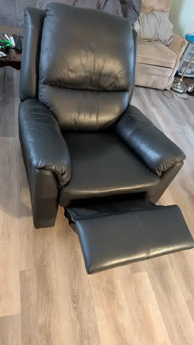 299$ new price. another 200$ off, LIKE NEW RECLINING BLACK LAZY BOY CHAIR sells up to 1200$ now. ***...