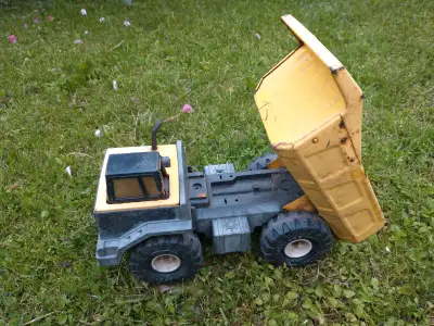 Camion Tonka en métal Tel quel, comme sur les photos.