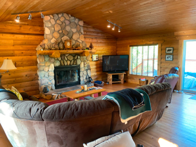 Buffalo Lake Vacation Rental - 5 Bedroom Log Home in Alberta - Image 4