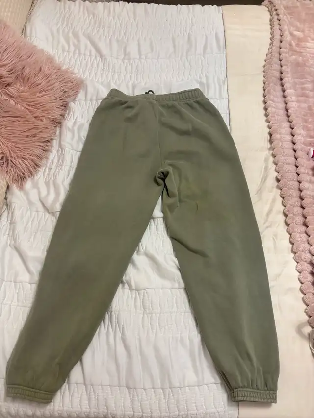 Aritiza sweatpants  in Women's - Bottoms in Markham / York Region - Image 3