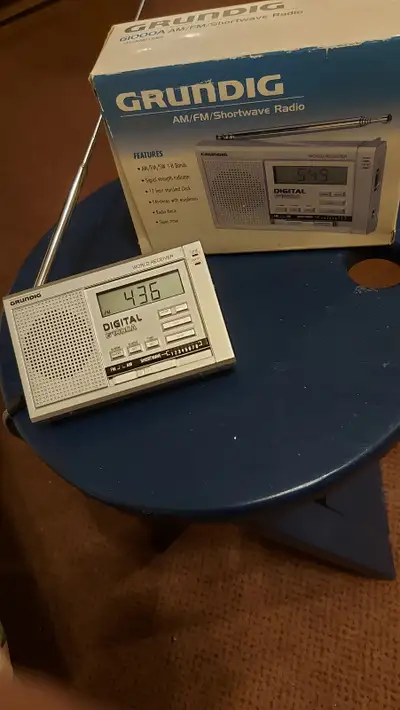 Radio Grundig portatif a courtes ondes SW et Am / fm, View more