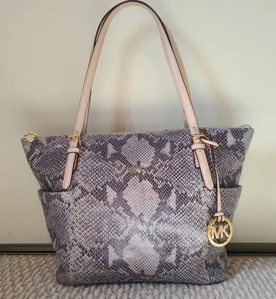 LIKE NEW "MICHAEL KORS" LEATHER TOTE BAG, View more