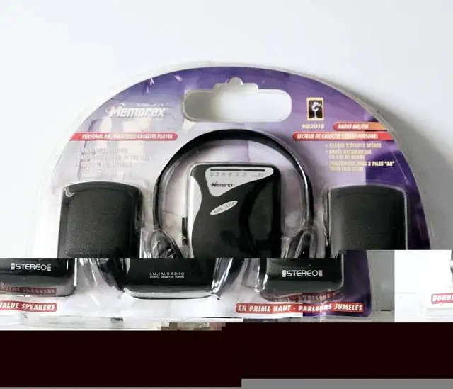 Memorex Personal Portable AM  FM Stereo Cassette Player  in General Electronics in City of Montréal - Image 11