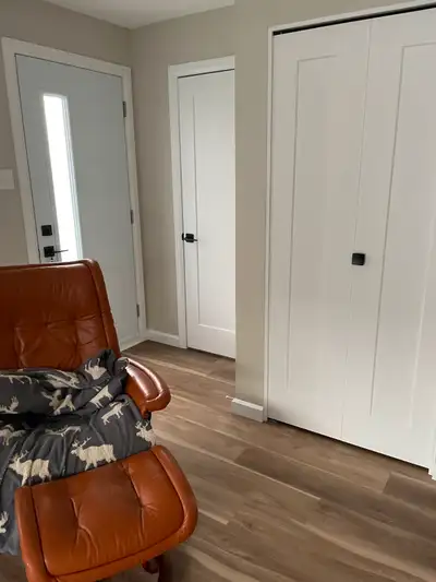 Beau 3 chambres, tout meublé, incluant vaisselle si nécessaire.