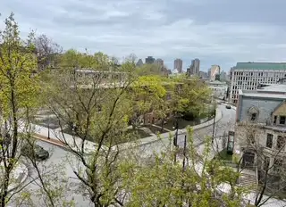 This bright and spacious apartment is located in the heart of Montreal, offering comfort and conveni...