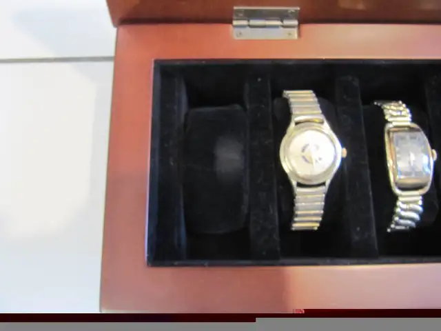 Classic Bombay Model 714 Solid Wood Jewellry/Watch Box Circ 2009 in Jewellery & Watches in Mississauga / Peel Region - Image 9