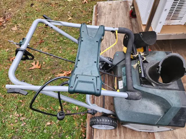 Yardworks 20" 13 Amp Corded Electric Snowblower W Lights in Snowblowers in Windsor Region - Image 10