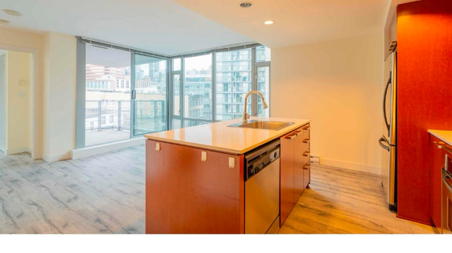 Beautiful well laid out 1 bedroom+den condo in Yaletown in Long Term Rentals in Vancouver