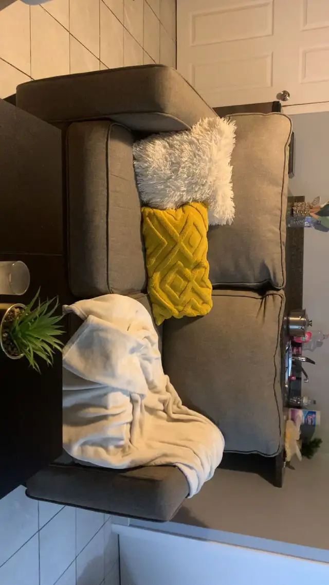 Comfy couch in Couches & Futons in Charlottetown - Image 4