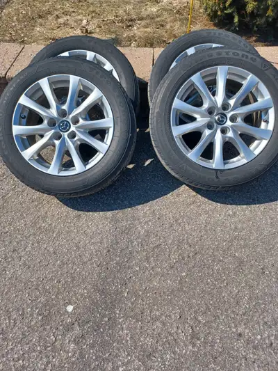 4 pneus d'été 17 pouces Firestone d'occasion en bon état, monté sur 4 Mag Mazda en bon état. Veuille...