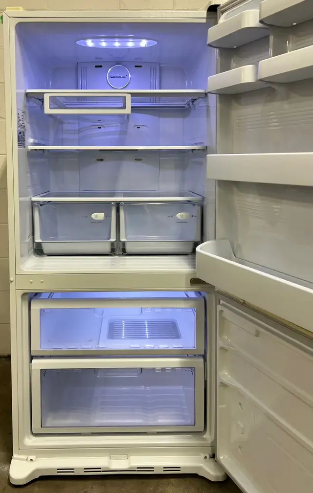 - Refrigerator “SAMSUNG” H69/W32/D30 in Refrigerators in Barrie - Image 3