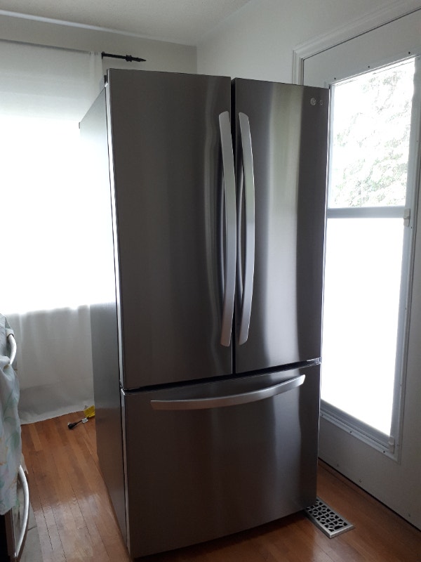 LG fridge, still under warranty Refrigerators Barrie Kijiji