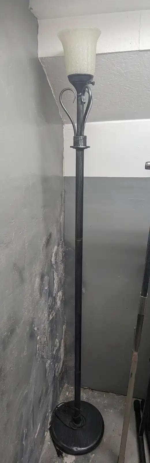 Standing floor lamp for sale in Indoor Lighting & Fans in Kitchener / Waterloo - Image 2