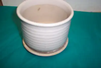 Pot à fleurs avec sous pot intégré en porcelaine mesurant 4 po. de haut X 4.5 po. de diamètre. En tr...