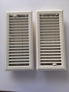Two 4x10 metal floor registers in cream color in Heating, Cooling & Air in Peterborough