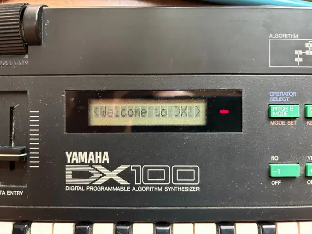 Yamaha DX100 Vintage Digital Programmable  FM Synthesizer & case in Pianos & Keyboards in City of Montréal - Image 4