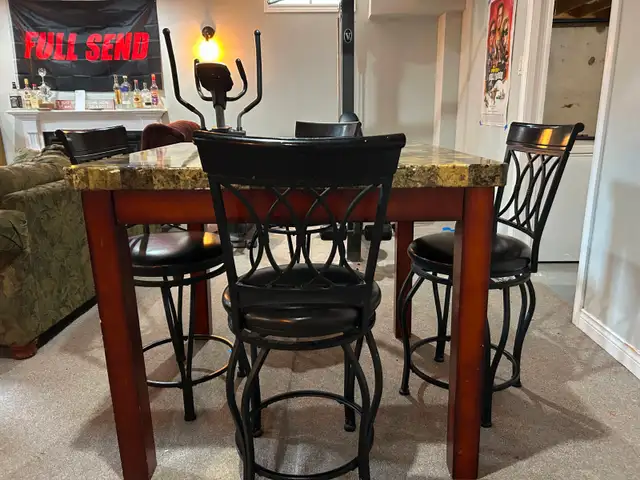 High Top 4 Seater Kitchen Table Set in Dining Tables & Sets in Markham / York Region - Image 3
