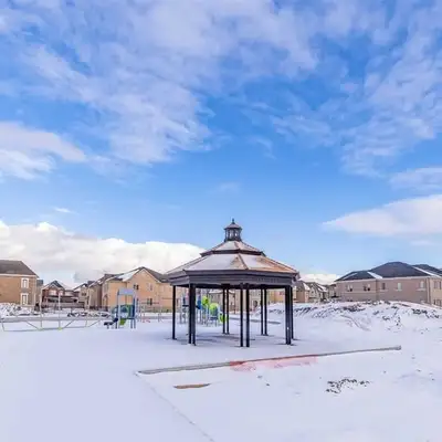 4 bed 3 bath house for rent in Brampton