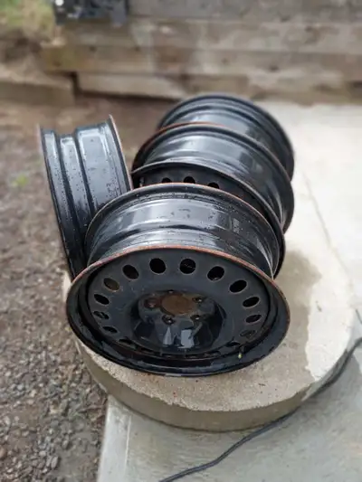 5 bolt pattern from 2017 Ford Fusion, 17", ideal for winter snow tires. Set of 4. In good condition.