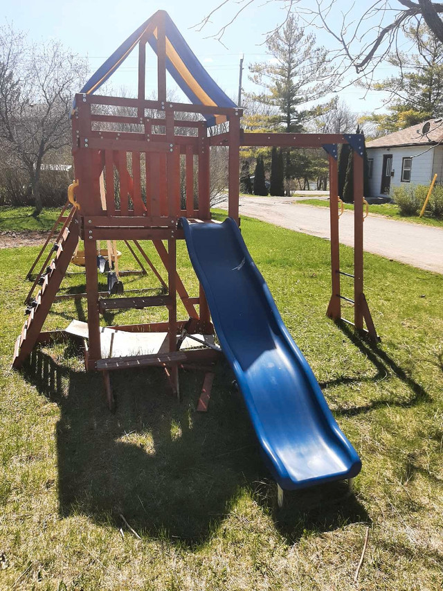 Backyard play structure in Outdoor Décor in Napanee - Image 2